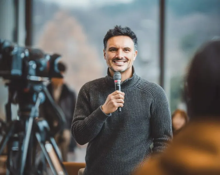 Carlos Raphael de la Madrid reflexiona sobre el simbolismo literario de los delfines como puente entre ciencia, emoción y naturaleza.