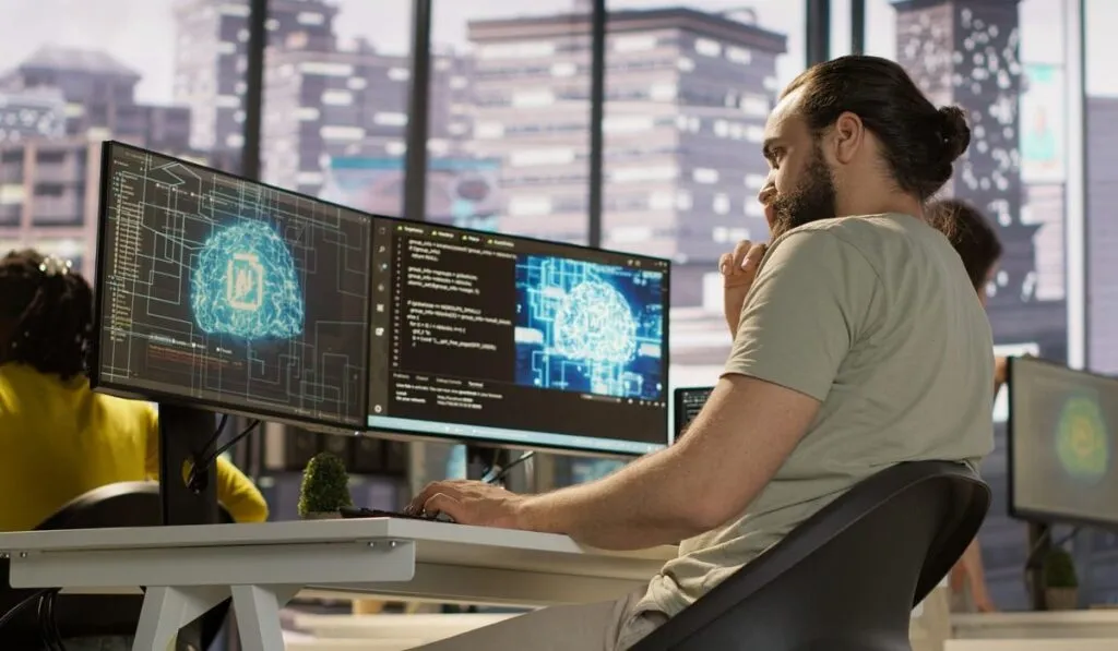 El empleo que más crece en la era de la IA: los ingenieros que conectan con los clientes