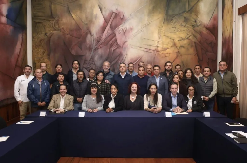 Marco Del Prete durante la instalación del Observatorio del Tren México-Querétaro junto a especialistas y vecinos.
