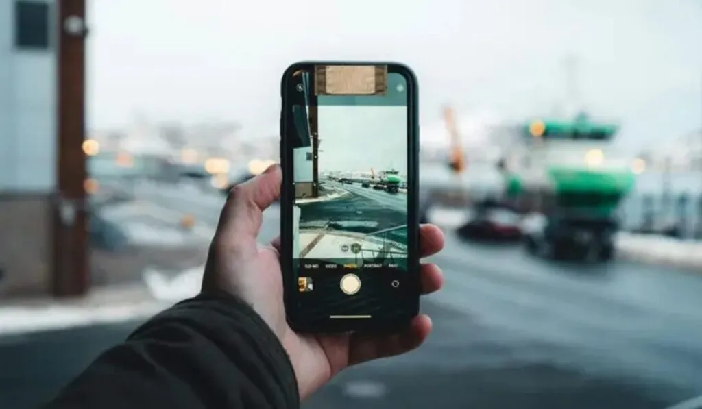 ¿Paranoia o prevención? Por qué los expertos aconsejan tapar la cámara del celular