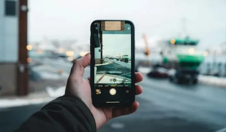 ¿Paranoia o prevención? Por qué los expertos aconsejan tapar la cámara del celular