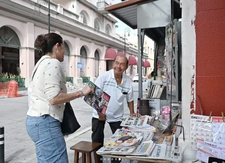 Patricia Lobeira estuvo con el histórico vendedor de periódicos “El Chino” durante la entrega de su nuevo puesto en el Centro Histórico de Veracruz.