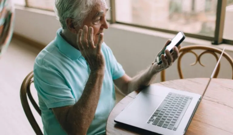 Robots que conversan y tecnología que cuida: así cambia la vejez en la era de la AgeTech