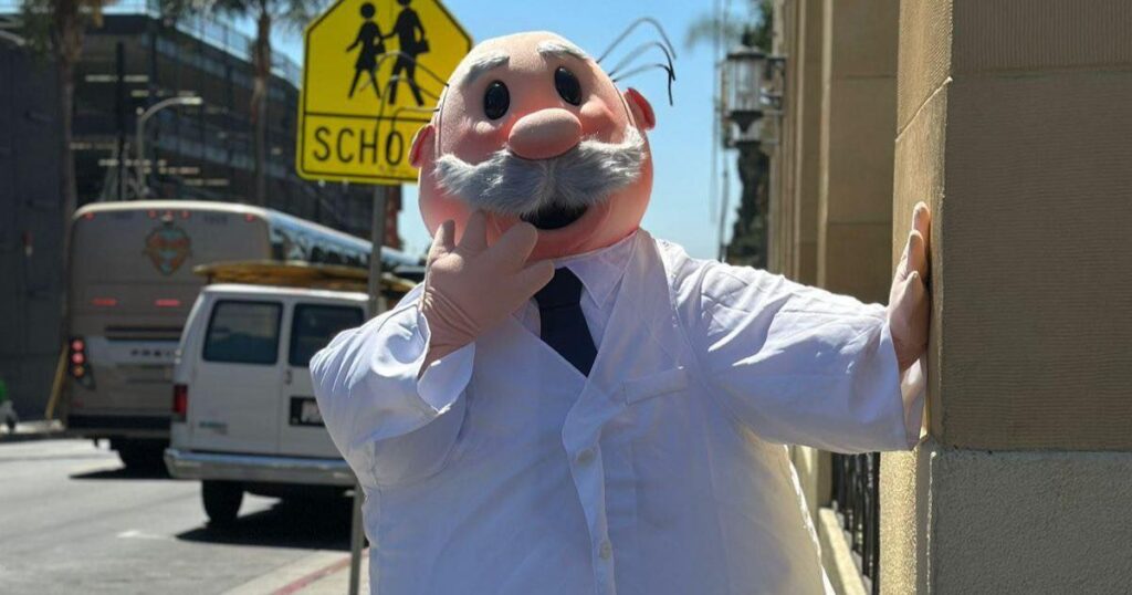 El nombre de Víctor González Herrera, CEO de Farmacias Similares y presidente del Grupo Por Un País Mejor, está inevitablemente ligado al Dr. Simi,