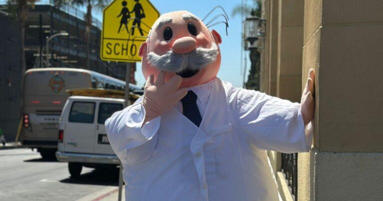 El nombre de Víctor González Herrera, CEO de Farmacias Similares y presidente del Grupo Por Un País Mejor, está inevitablemente ligado al Dr. Simi,