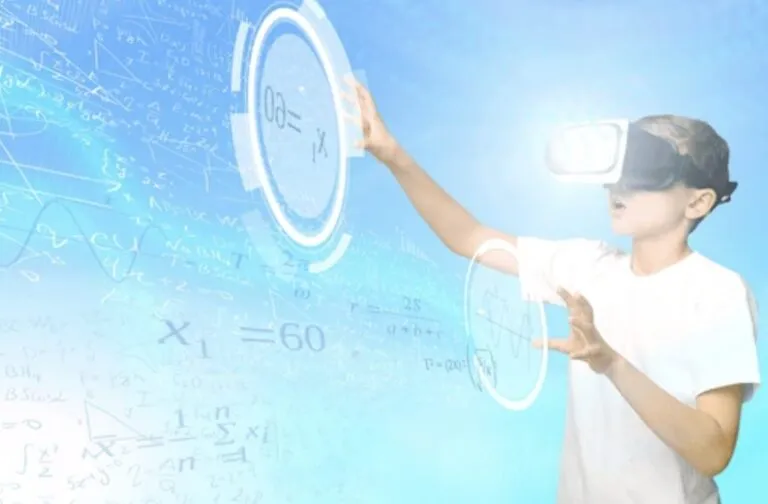 Persona utilizando un visor de realidad virtual frente a múltiples pantallas con código y gráficos digitales ilustran la visión de Ariel Picker.