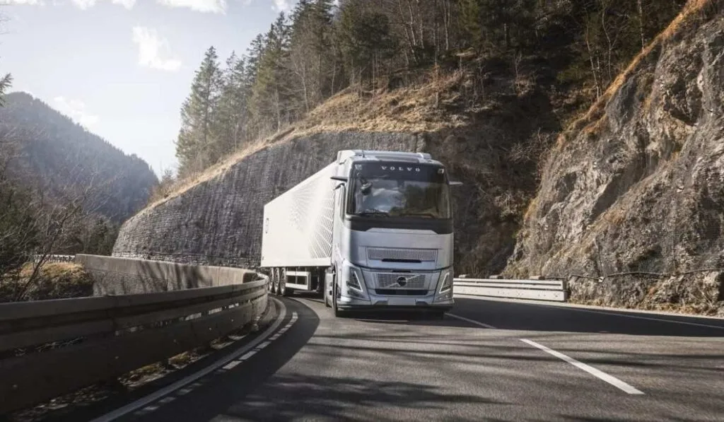 Volvo revoluciona el transporte pesado: su nuevo motor se apaga en bajadas para ahorrar diésel y reducir CO₂