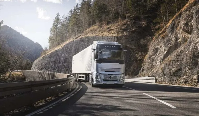 Volvo revoluciona el transporte pesado: su nuevo motor se apaga en bajadas para ahorrar diésel y reducir CO₂