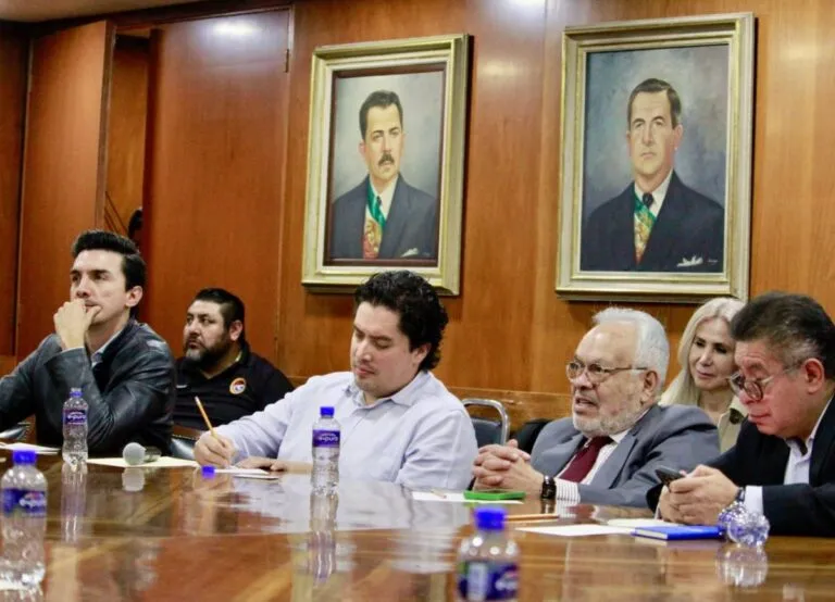 Alejandro Martínez Araiza durante encuentro con delegación china, hablando sobre IA y derechos laborales digitales.