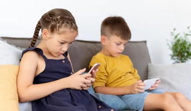 A qué edad deben tener su primer smartphone? Nuevo estudio alerta sobre riesgos en la salud infantil