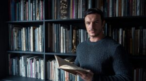 El Premio Nobel de Literatura 2025, Lászlo Krasznahorkai, “es un puente hacia una visión global que interroga los límites del poder, la memoria y la esperanza”, así describe su obra el autor mexicano, Carlos Raphael de la Madrid.