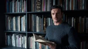 El Premio Nobel de Literatura 2025, Lászlo Krasznahorkai, “es un puente hacia una visión global que interroga los límites del poder, la memoria y la esperanza”, así describe su obra el autor mexicano, Carlos Raphael de la Madrid.