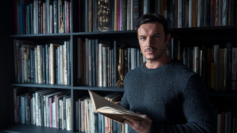 El Premio Nobel de Literatura 2025, Lászlo Krasznahorkai, “es un puente hacia una visión global que interroga los límites del poder, la memoria y la esperanza”, así describe su obra el autor mexicano, Carlos Raphael de la Madrid.