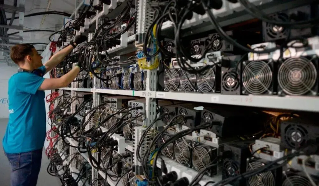 De minar bitcoin a alimentar la IA: el giro histórico que está transformando la industria tecnológica