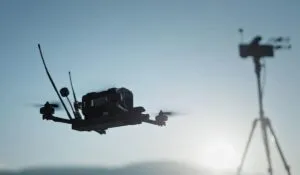 Estados Unidos presenta Archer Fiber, el primer dron que esquiva la guerra electrónica sin usar radio