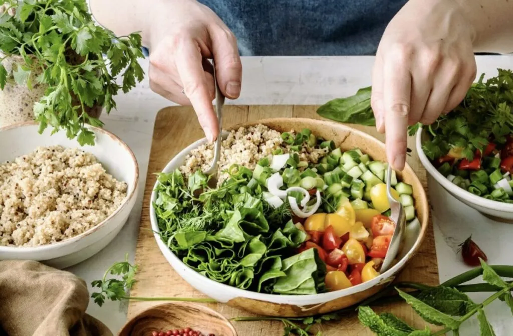 Plato con vegetales frescos variados que representan ingredientes clave en alimentos plant based, tal como lo plantea La Cosmopolitana