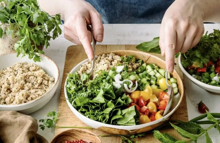 Plato con vegetales frescos variados que representan ingredientes clave en alimentos plant based, tal como lo plantea La Cosmopolitana