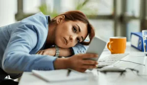 El “botón” de la procrastinación: la ciencia explica por qué postergas tus pendientes