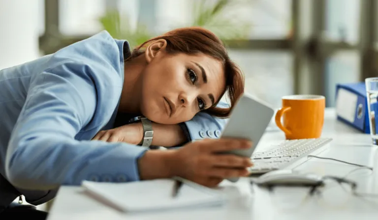 El “botón” de la procrastinación: la ciencia explica por qué postergas tus pendientes