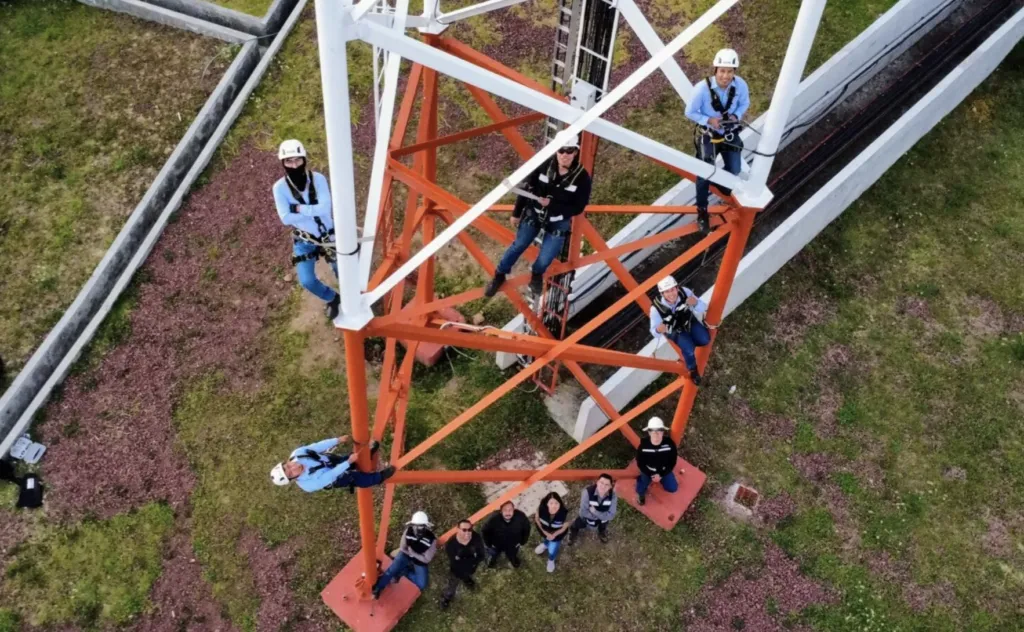 Equipos multidisciplinarios de Seguritech colaborando en soluciones tecnológicas de misión crítica.