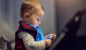 Pantallas en la infancia: la UNAM advierte efectos invisibles en el desarrollo de los niños