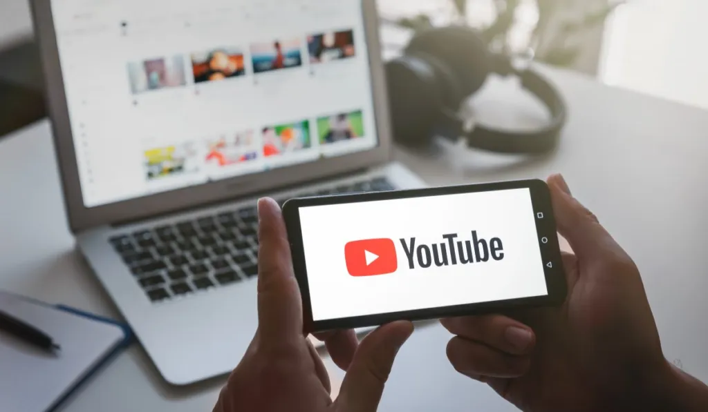 YouTube da más control a los padres para frenar el “scroll” infinito en Shorts