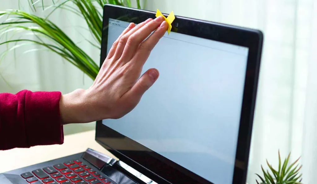 ¿Alguien te está espiando? Así puedes saber si usan la cámara de tu computadora o celular