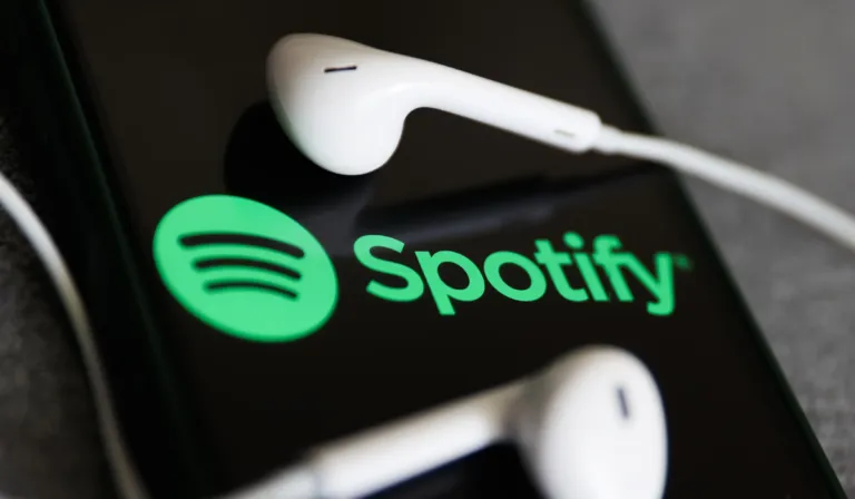 Bandcamp cierra la puerta a la música con IA mientras Spotify lucha contra millones de canciones falsas
