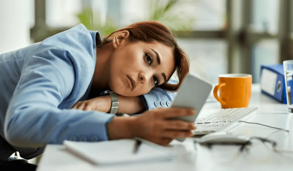 El “botón” de la procrastinación: la ciencia explica por qué postergas tus pendientes