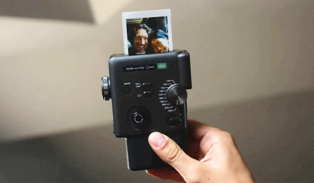 Fujifilm sorprende con la Instax mini Evo Cinema, una cámara instantánea que también graba video