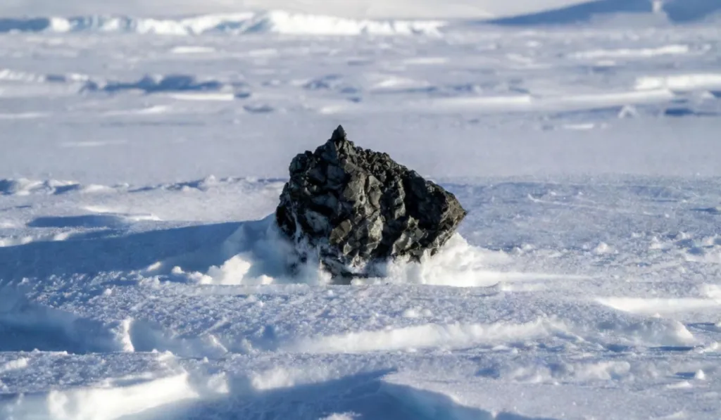 Hallan un meteorito en la Antártida que podría abrir la puerta a la minería espacial