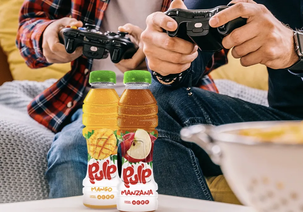 Familia mexicana celebra el Día de Reyes con jugos Pulp.