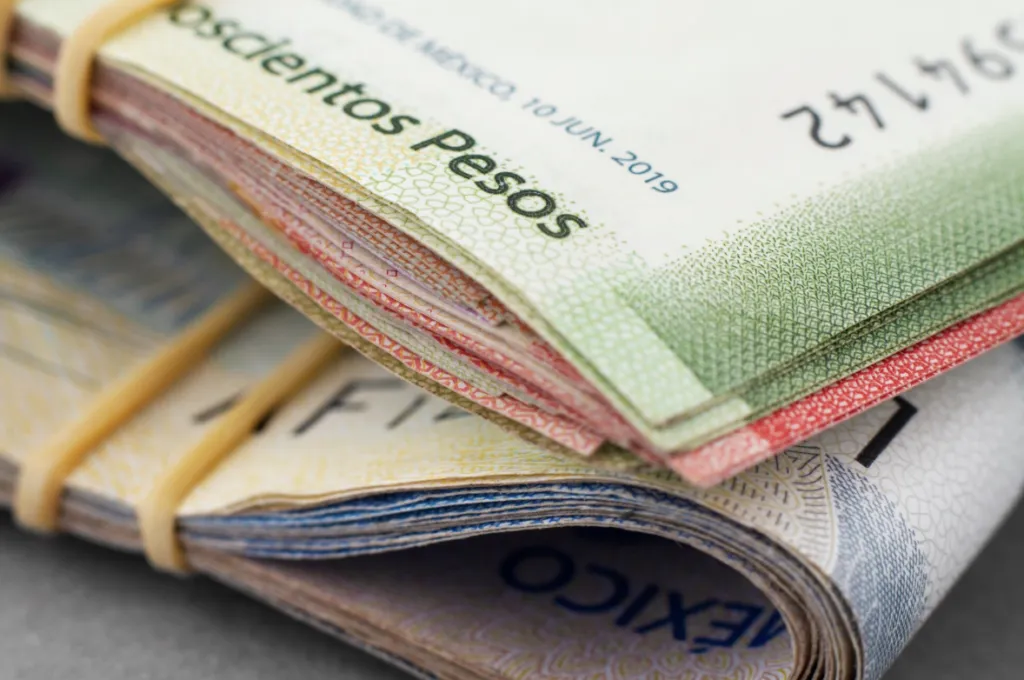 Alejandro Martínez Araiza expone propuesta de estándares salariales regionales.