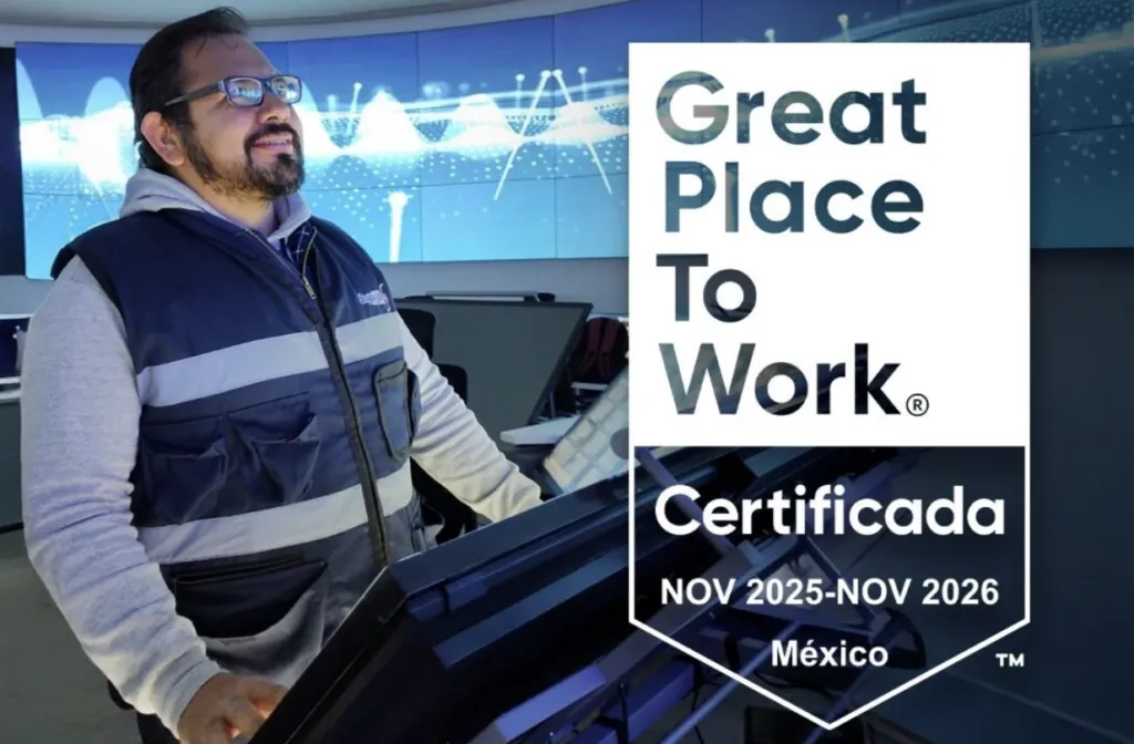 Instalaciones tecnológicas de Seguritech con colaboradores en sesión de capacitación profesional.