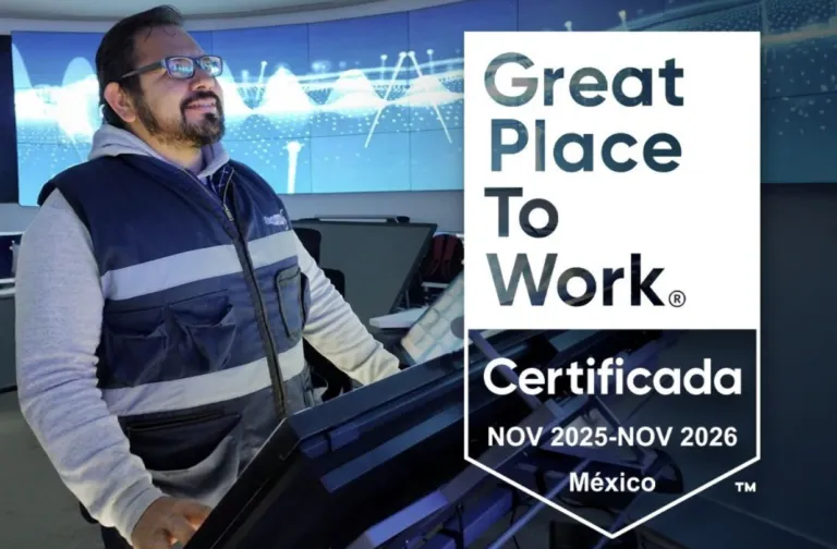 Instalaciones tecnológicas de Seguritech con colaboradores en sesión de capacitación profesional.