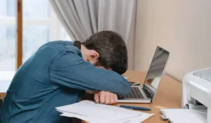 Trabajar 72 horas a la semana: la nueva cultura laboral que impulsa la carrera por la IA