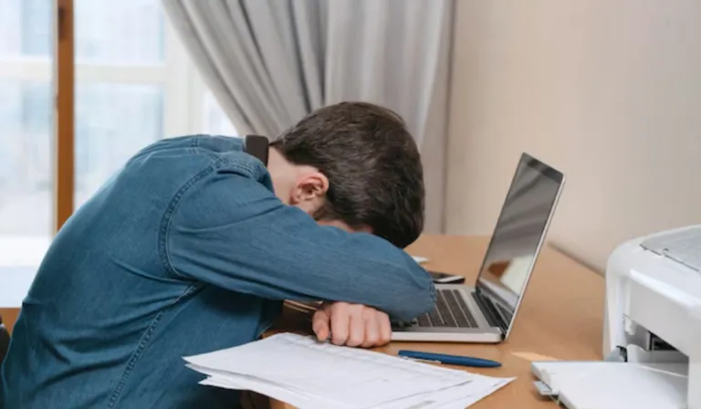 Trabajar 72 horas a la semana: la nueva cultura laboral que impulsa la carrera por la IA