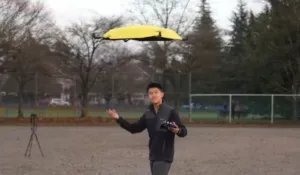 Un paraguas que vuela y te sigue: el invento de un YouTuber que desafía la lluvia