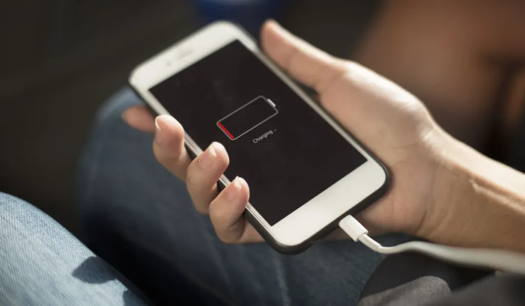 ¿Cargar el iPhone toda la noche daña la batería? Esto es lo que debes saber