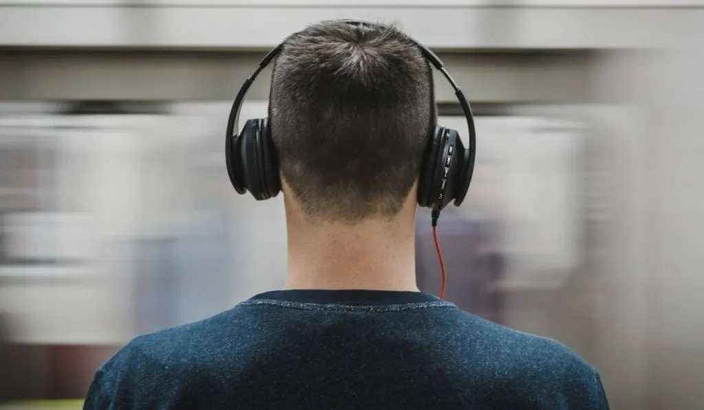 Alerta global por la salud auditiva: el ruido y los auriculares ponen en riesgo a millones