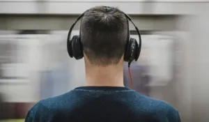 Alerta global por la salud auditiva: el ruido y los auriculares ponen en riesgo a millones