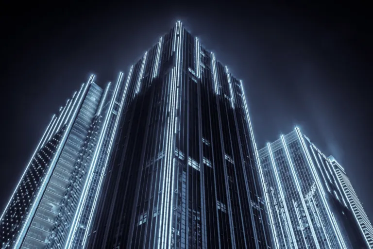 Edificio corporativo con infraestructura digital y sistemas de seguridad inteligente , tal como los plantea Seguritech.