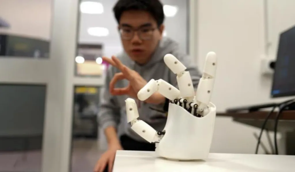 La pulsera inteligente que conecta tus manos con robots: el nuevo avance del MIT