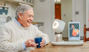 Robots contra la soledad: Nueva York apuesta por la inteligencia artificial para acompañar a adultos mayores