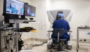 Un cirujano en Londres opera a un paciente a 2.400 km: la cirugía remota que marca un nuevo hito médico