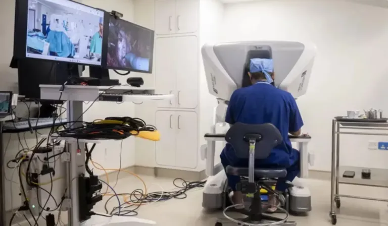 Un cirujano en Londres opera a un paciente a 2.400 km: la cirugía remota que marca un nuevo hito médico