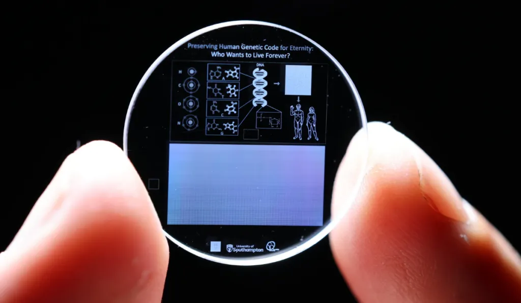 Cristales de memoria: la tecnología que podría guardar datos por miles de años