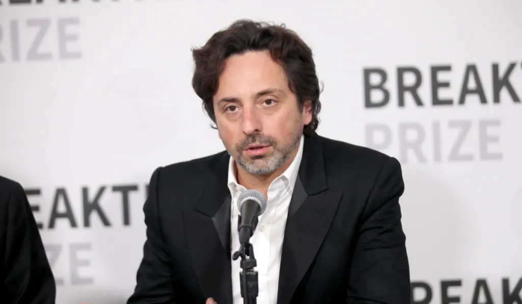 El fundador de Google propone semanas de 60 horas para acelerar la carrera de la IA