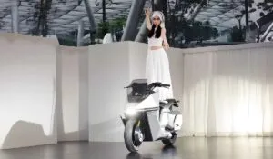 China lo logra antes que todos: así es la moto que no se cae y se maneja sola