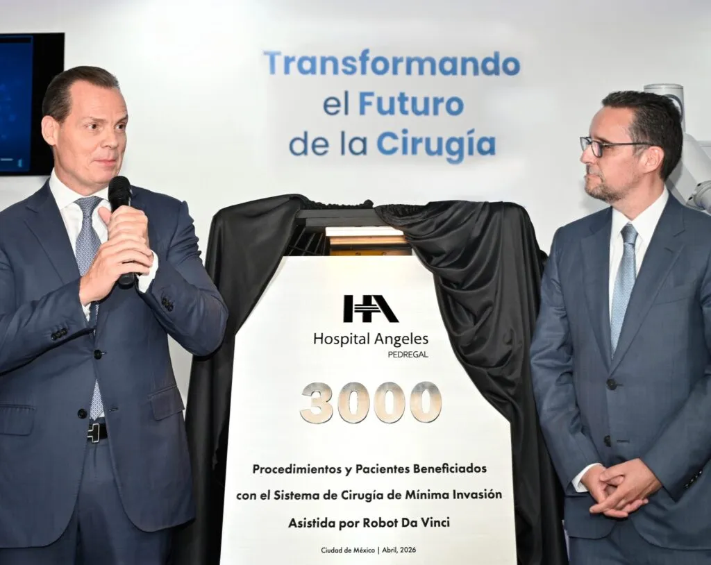 Olegario Vázquez Aldir celebra 3 mil cirugías robóticas en HA.